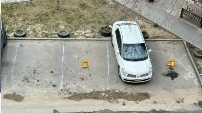Binəqədidə parklanma problemi: "Pul alıb, əraziyə dəmir dirək basdırır"  - FOTO