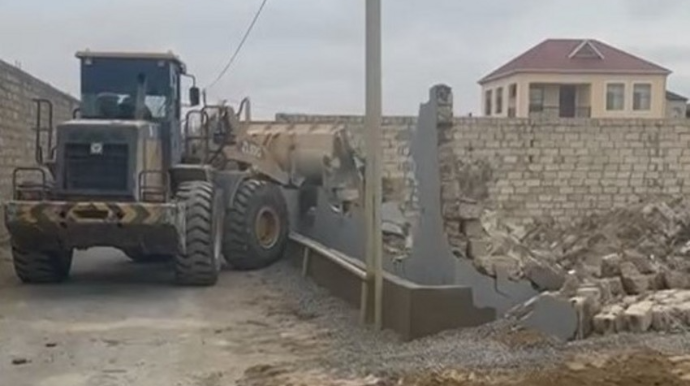 Bakıda qanunsuz tikili sökülüb  - FOTO - VİDEO