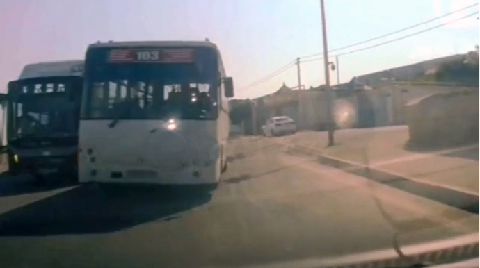 Əks zolağa çıxan sərnişin avtobusu qəza vəziyyəti yaratdı - VİDEO 