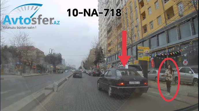 Sürücü keçiddə hərəkətə başlayan piyadanı görsə də yol vermədi - VİDEO