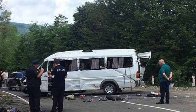 Mikroavtobus qəzaya uğradı: 4 ölü, 10 yaralı - FOTO