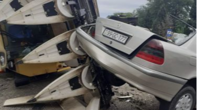 Samuxda ağır qəza: Kombaynla toqquşan maşında polis zabiti və qadın öldü  - FOTO