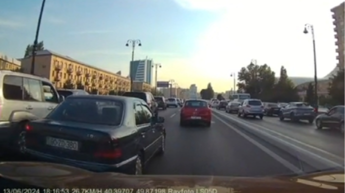 İki avtomobilin arasına keçib qabağa düşmək istəyən sürücü - VİDEO 