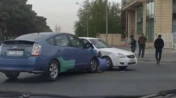Yolayrıcında “Prius”la “VAZ” toqquşdu; günah kimdədir? - VİDEO