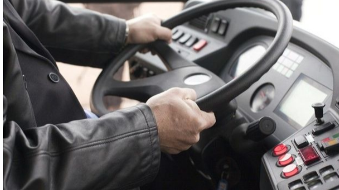 Qaradağda sərnişin avtobusu taksi ilə toqquşdu, xəsarət alanlar var 