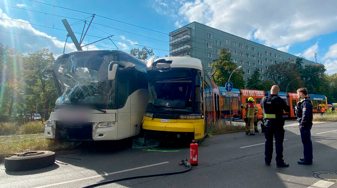 Tramvay və avtobus toqquşub, xəsarət alanlar var 