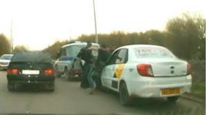 “Socar”ın əməkdaşı 15 manata görə taksi sürücüsünü döydü, 3 ay həbs olundu 