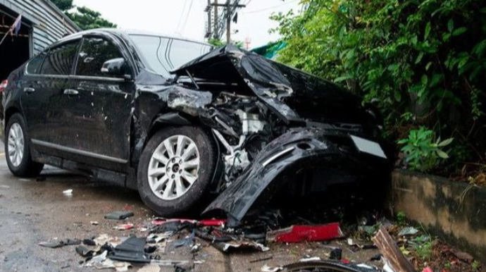 Bakıda gənc icarəyə götürdüyü maşını maneələrə ÇIRPDI:  Vəziyyəti ağırdır