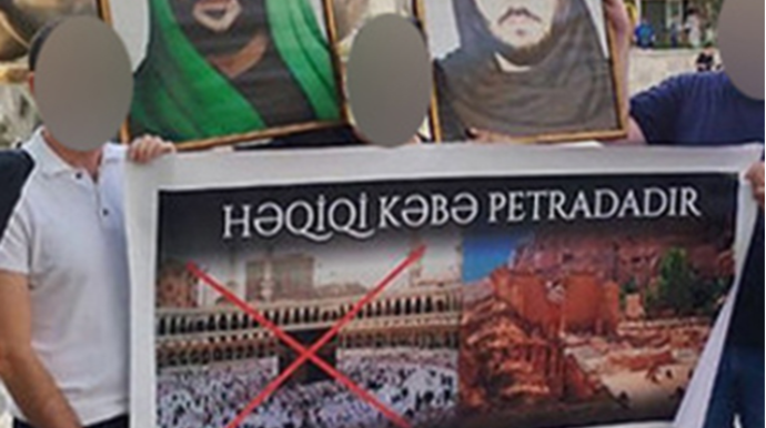 “28 Mall”un  qarşısında plakat açan təriqət üzvləri həbs edildi - FOTO