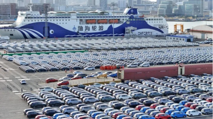 Daxili bazarda vəziyyət pisləşdikcə Çin dünyanı avtomobillə doldurur 