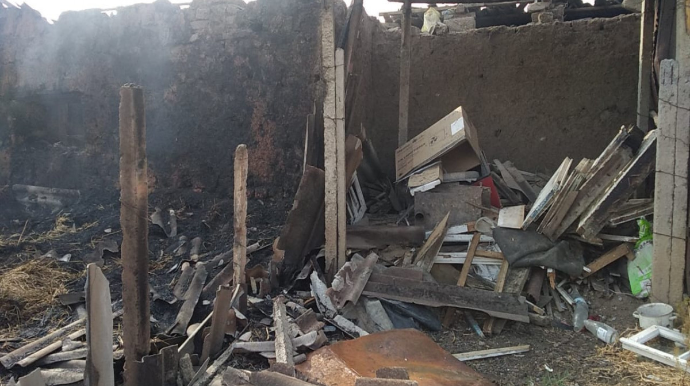 Ağsuda naməlum şəxs evləri, tövlələri yandırıb, bir nəfəri döyüb - FOTO