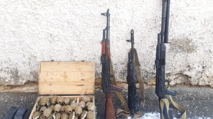 Kəlbəcərdə pulemyot, avtomat və əl qumbaraları tapılıb 