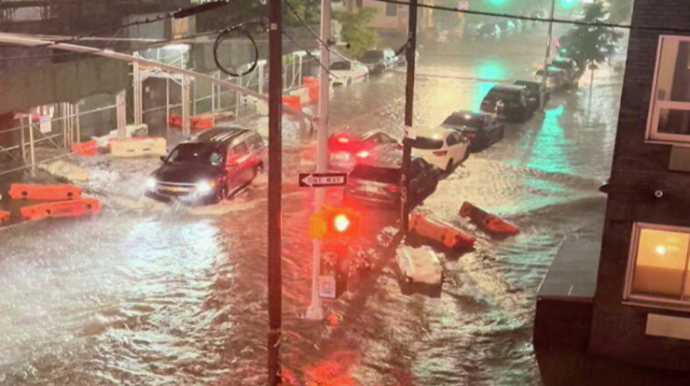 ABŞ-da maşında olan azyaşlını sel apardı: yeniyetmə qız, gənc cütlük... 