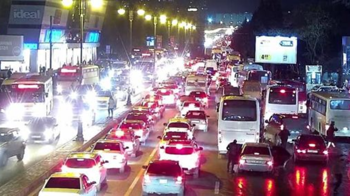 Bakıda bəzi ərazilərdə tıxac yaranıb: Avtobuslar gecikir - SİYAHI 