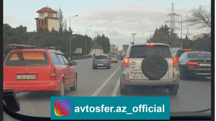 Günün bütün saatlarında tıxac olan bu küçədə yüzlərlə sürücü qayda pozur - VİDEO