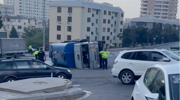 Bakıda yol qəzası: Su daşıyan "Kamaz" aşdı - VİDEO
