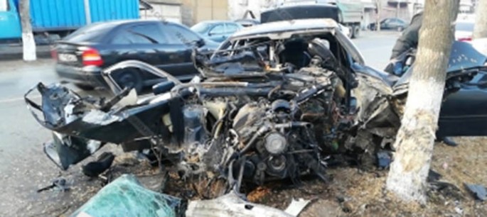 Ermənistan hərbçilərinin olduğu “BMW” ağaca çırpıldı: ikisi ağır yaralandı - FOTO