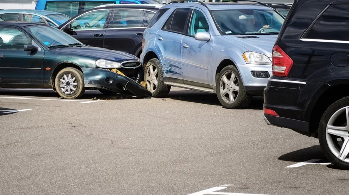Parkinq zamanı sürücülərin etdiyi bu səhv qəzaya səbəb olur - VİDEO