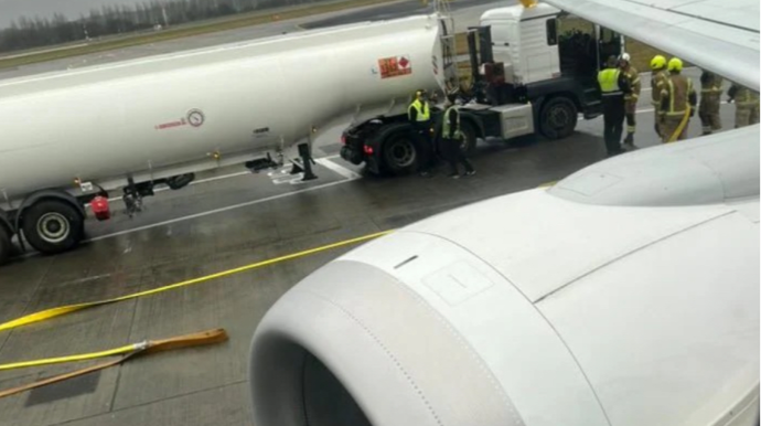 Hava limanında təyyarə yanacaq maşını ilə toqquşub 