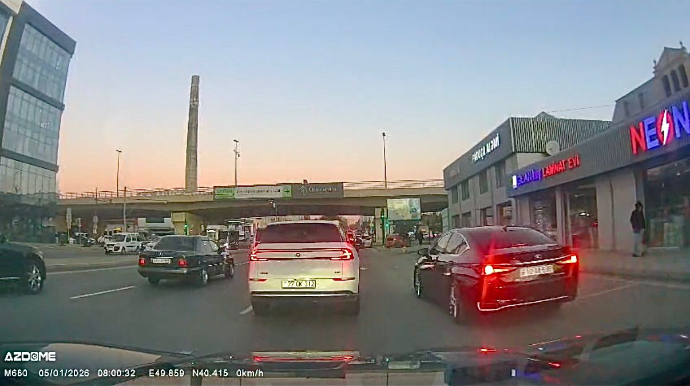 Qadağan olunmuş zolaqda hərəkət edən AA seriyalı “Lexus” sürücüsü təhlükə yaratdı   - VİDEO