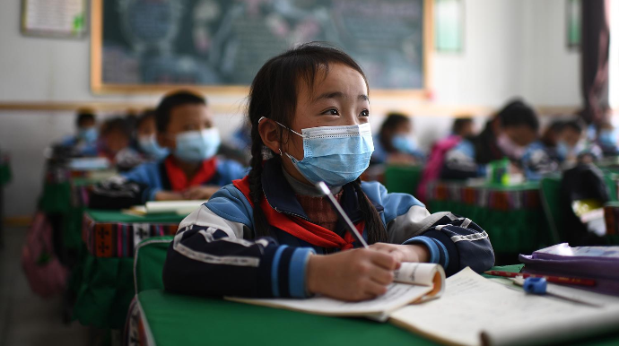 В Гонконге из-за коронавируса вновь закроются школы