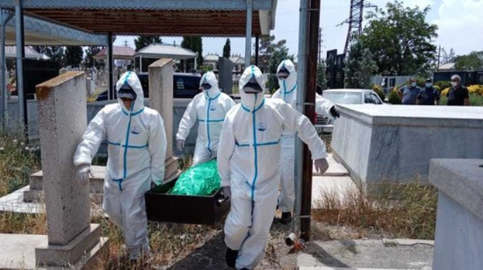 Gəncədə polis koronavirusdan ölən şəxsi dəfn etdi