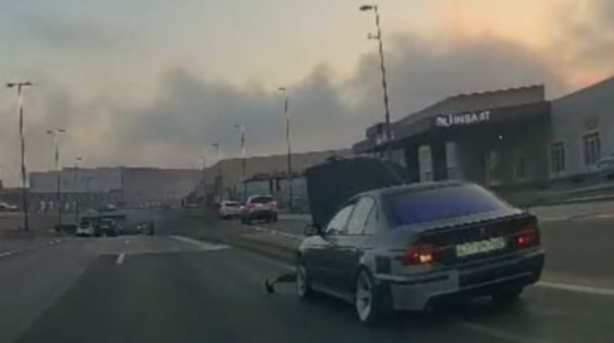 Başı maşına qarışan sürücü ayağını zolağa çıxarıb  təhlükə yaratdı  - VİDEO