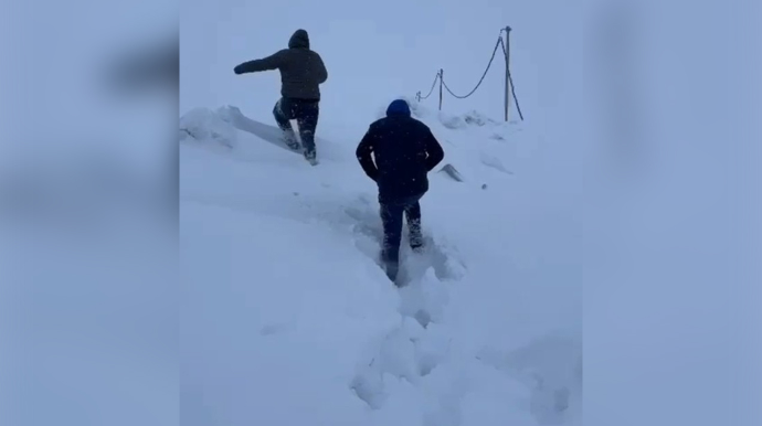 Laçına dizə qədər qar yağdı - VİDEO