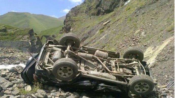 Bir ailənin olduğu “Toyota” 100 metr hündürlükdən düşdü;  ana və iki uşağı öldü, ata ağır yaralandı - FOTO 