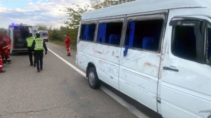 Mikroavtobus aşıb, yaralananlar var 