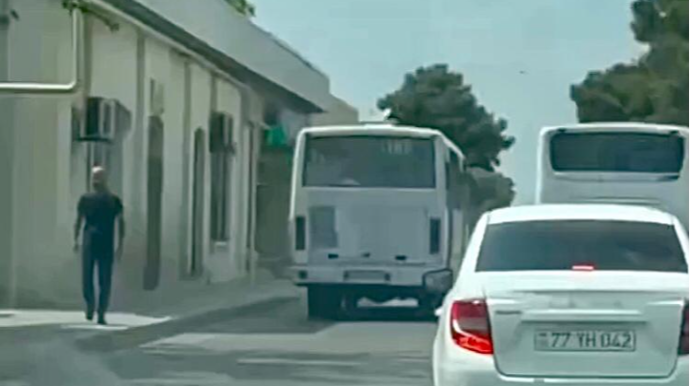 Suraxanıda əks yola çıxan avtobus sürücüsü dairəyə qədər elə getdi - VİDEO