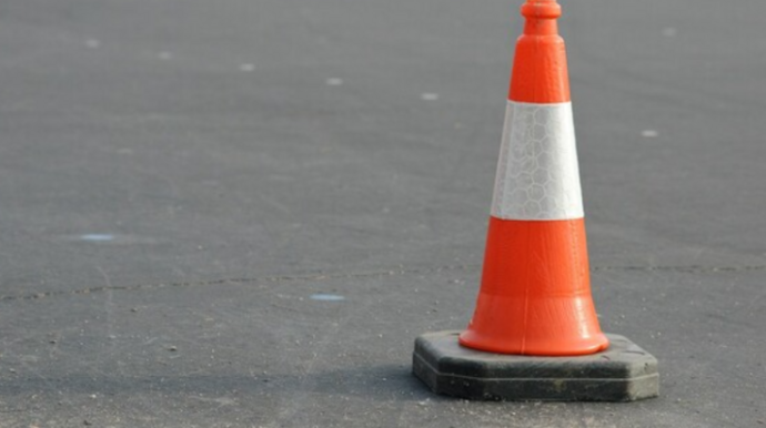 Yasamalda gənc sürücü yol qəzasında xəsarət alıb 