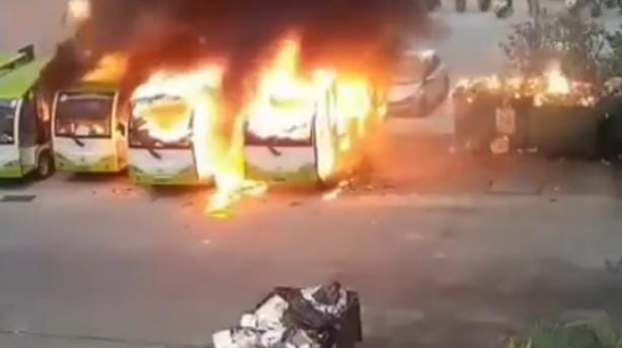 Parklanma yerində dayanan beş avtobusa od düşdü - VİDEO