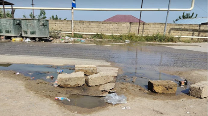 Kanalizasiya dolub, çirkli su həyətlərə axır - VİDEO