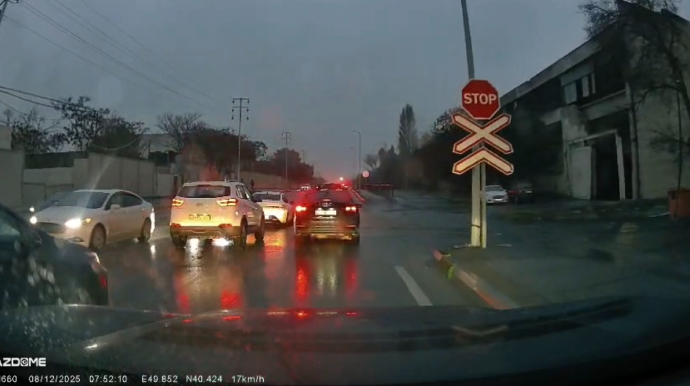 Dəmiryol keçidində sürücülərin heç biri bu qaydaya əməl etmir: CƏRİMƏSİ VAR - VİDEO