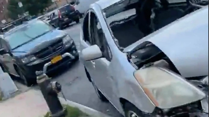 Водителя разбитого седана оштрафовали за неправильную парковку