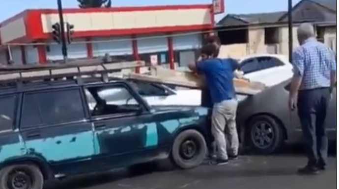 “Prius”la “VAZ-2104” toqquşdu, sürücülər arasında dava düşdü   - VİDEO