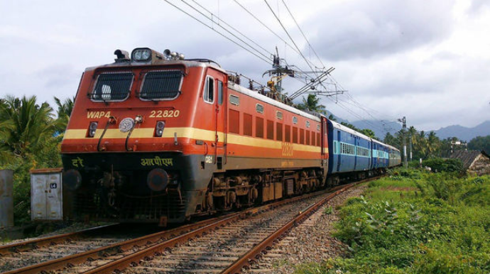 В Индии под поездом погибли трое детей  - ФОТО