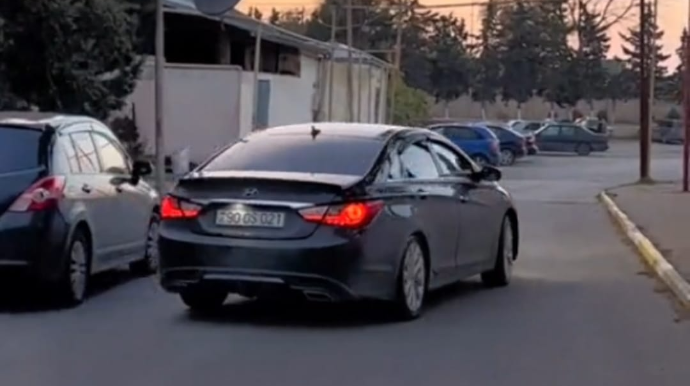 Küçədə "Fi-fa" ilə "gəzən" "Hyundai" sürücüsü  - VİDEO