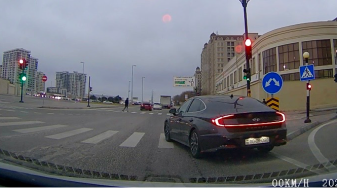 Səhv zolaqda hərəkət edən sürücü qırmızıda şütüyüb keçdi   - VİDEO