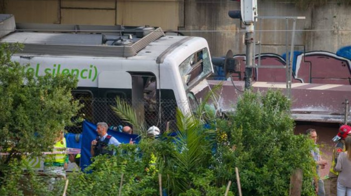 В Испании пассажирский поезд столкнулся с товарным, есть погибший и раненые  - ВИДЕО