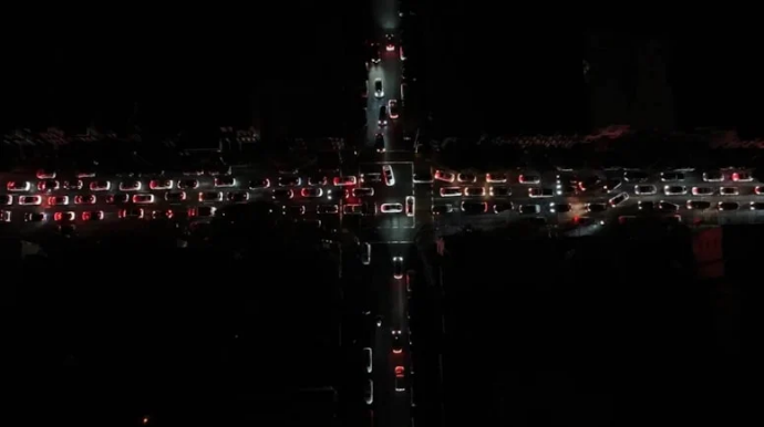 Bu şəhərdə işıqlar söndü; sürücüsüz maşınlar işləmədi – FOTO 