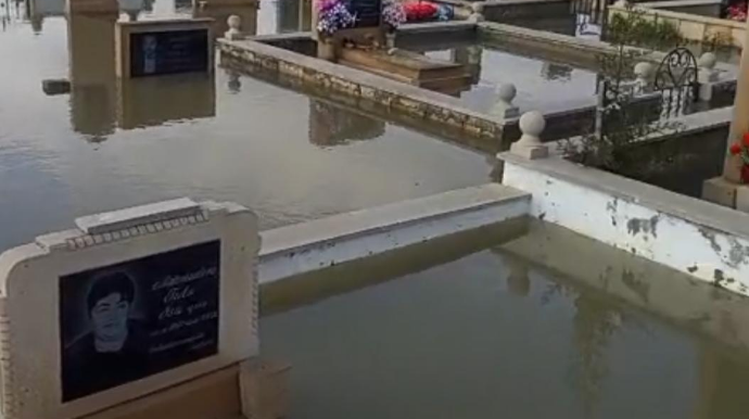 Zabratda qəbiristanlıq su altında qalıb; qurumlardan reaksiya yoxdur - VİDEO 