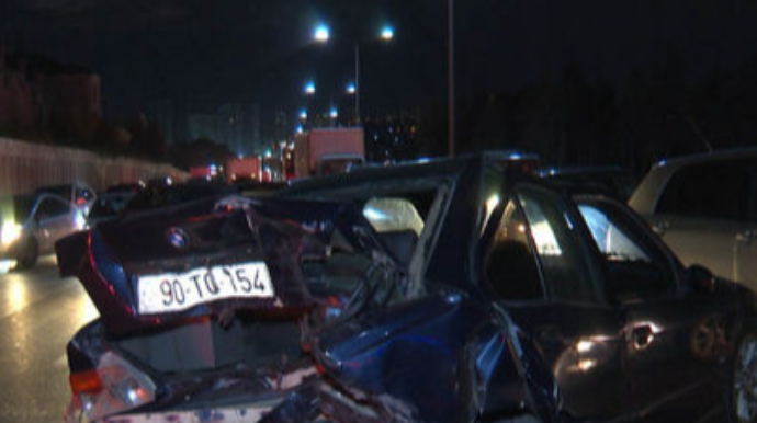 Bakıda iki maşın toqquşub, xəsarət alan var  - FOTO