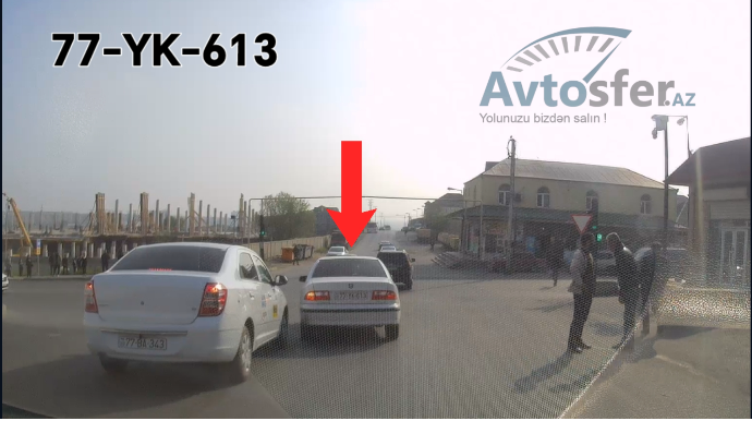 Sola dönən sürücü düzgün manevr etmədiyi üçün qəza şəraiti yaratdı - VİDEO