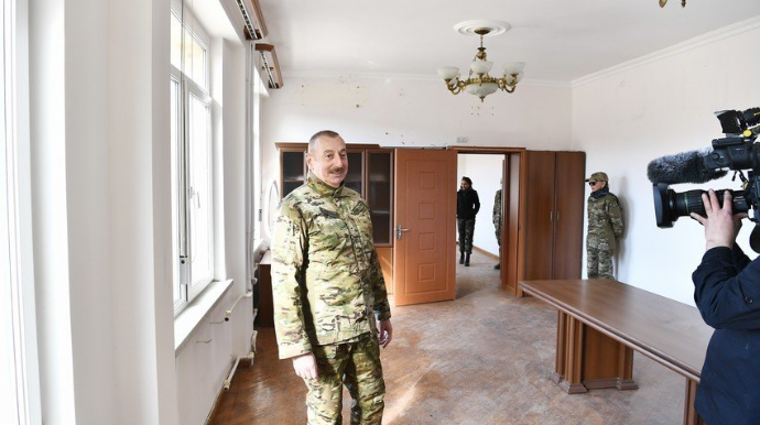 İlham Əliyev Büllbülün ev muzeyini ziyarət edib