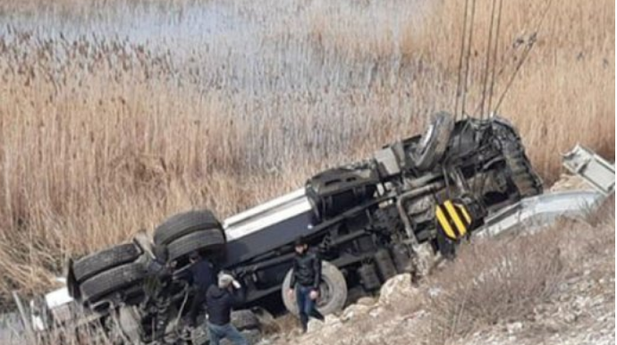Şəmkirdə yük avtomobili elektrik dirəyinə çırpılıb, xəsarət alanlar var 