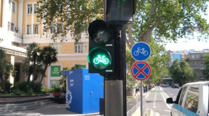 Svetoforlarda velosiped bölməsi – Polis cərimə yazmadıqca qayda pozanlar çoxalır - VİDEO   
