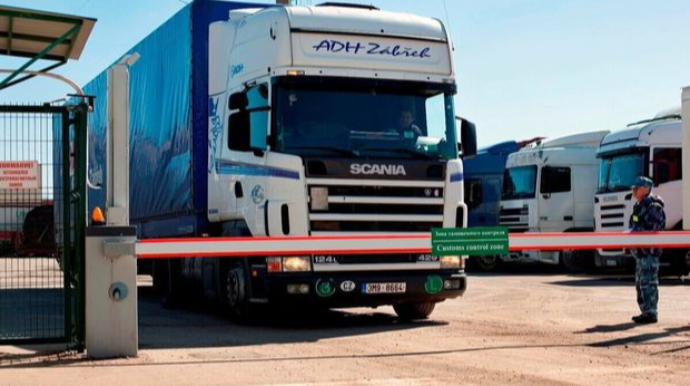 Polşa Belarus yük avtomobilləri üçün sərhədi bağladı 