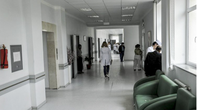 Qonaq gələn 3 yaşlı uşaq dördüncü mərtəbədən yıxılıb